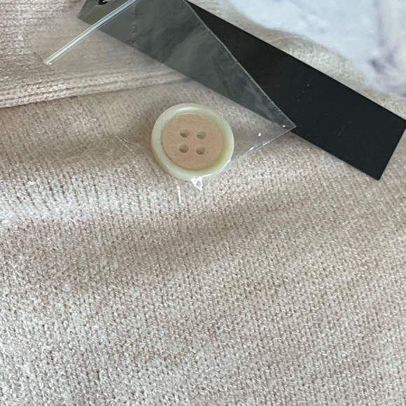 Chelsea & Theodore Button-Side Lightweight Sweater NWT Women’s Large Beige - Picture 6 of 8